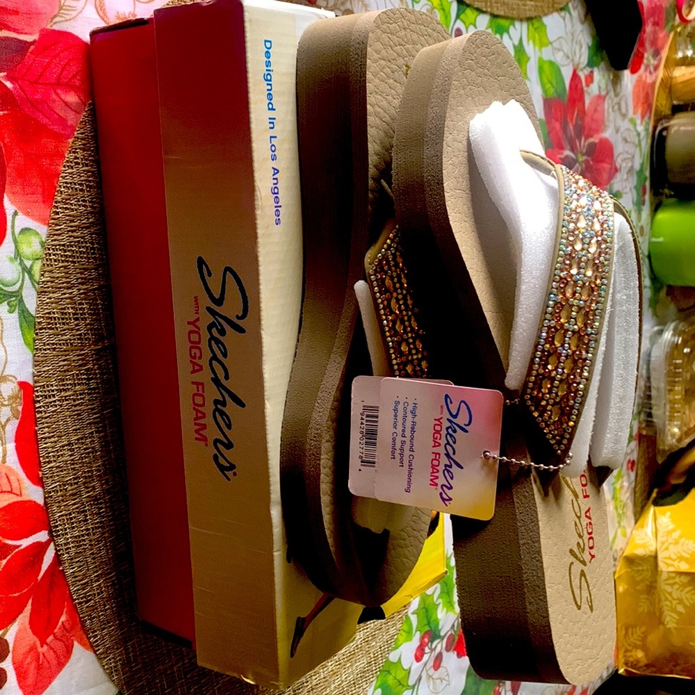 NEW! Womens Size 9 Skechers Yoga Foam Sandals